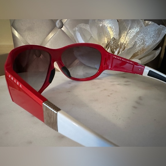 PRADA Unisex sunglasses - Picture 9 of 11